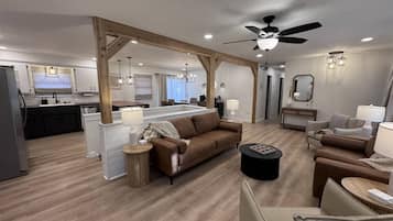 Smart TV, chimenea y oficina