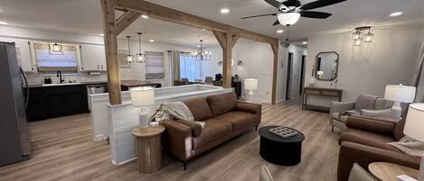Smart TV, chimenea y oficina