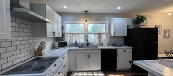 Radian Ranch - 2 Kings, Near Derby - Fenced Yard - Pet Friendly.