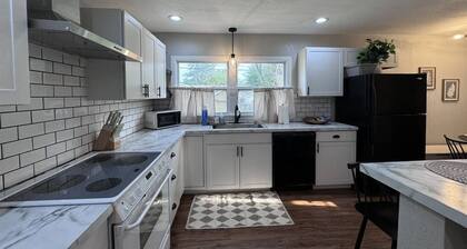 Radian Ranch - 2 Kings, Near Derby - Fenced Yard - Pet Friendly.