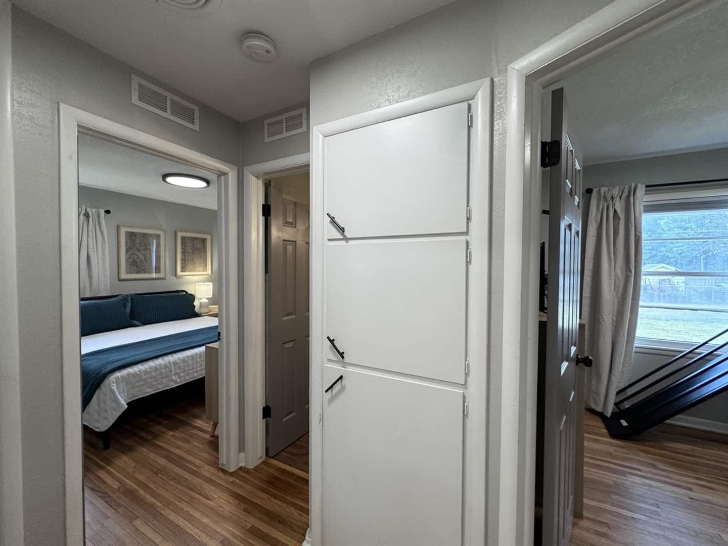 3 habitaciones, escritorio y tabla de planchar con plancha 