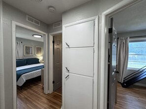 3 slaapkamers, een bureau, een strijkplank/strijkijzer, reisbedje