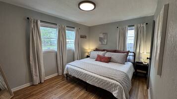 3 Schlafzimmer, Schreibtisch, Bügeleisen/Bügelbrett, Reisekinderbett