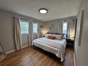 3 makuuhuonetta, työpöytä, silitysrauta/-lauta, vauvan matkasänky