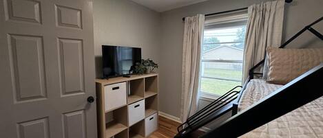 3 habitaciones, escritorio y tabla de planchar con plancha