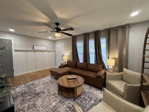 Radian Ranch - 2 Kings, Near Derby - Fenced Yard - Pet Friendly.