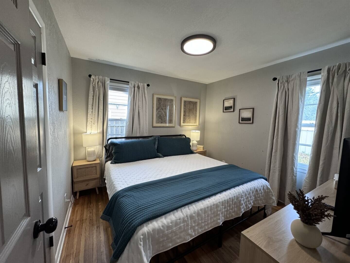 3 habitaciones, escritorio y tabla de planchar con plancha 