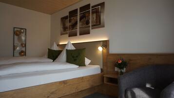 Kahden hengen classic-huone | Allergiatestatut vuodevaatteet, työpöytä