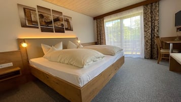 Habitación clásica doble | Ropa de cama hipoalergénica y escritorio