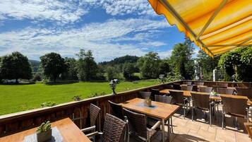 Illallinen, kansainvälinen keittiö, näkymät puutarhaan