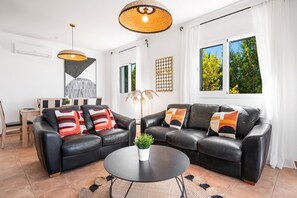 TV - Villa 'Petre' with Sea View, Wi-Fi and Air Conditioning (Cala en Porter)