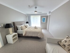 2 عدّة غرف نوم ومكواة/لوح كي وخدمة الإنترنت وملاءات أسرّة