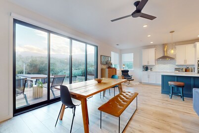 Modern Wine Country home w/private hot tub & mountain views, close to wineries