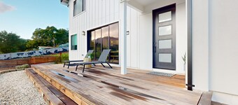 Modern Wine Country home w/private hot tub & mountain views, close to wineries