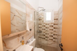 Een douche, handdoeken