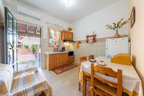 Réfrigérateur, four, plaque de cuisson, cafetière/bouilloire