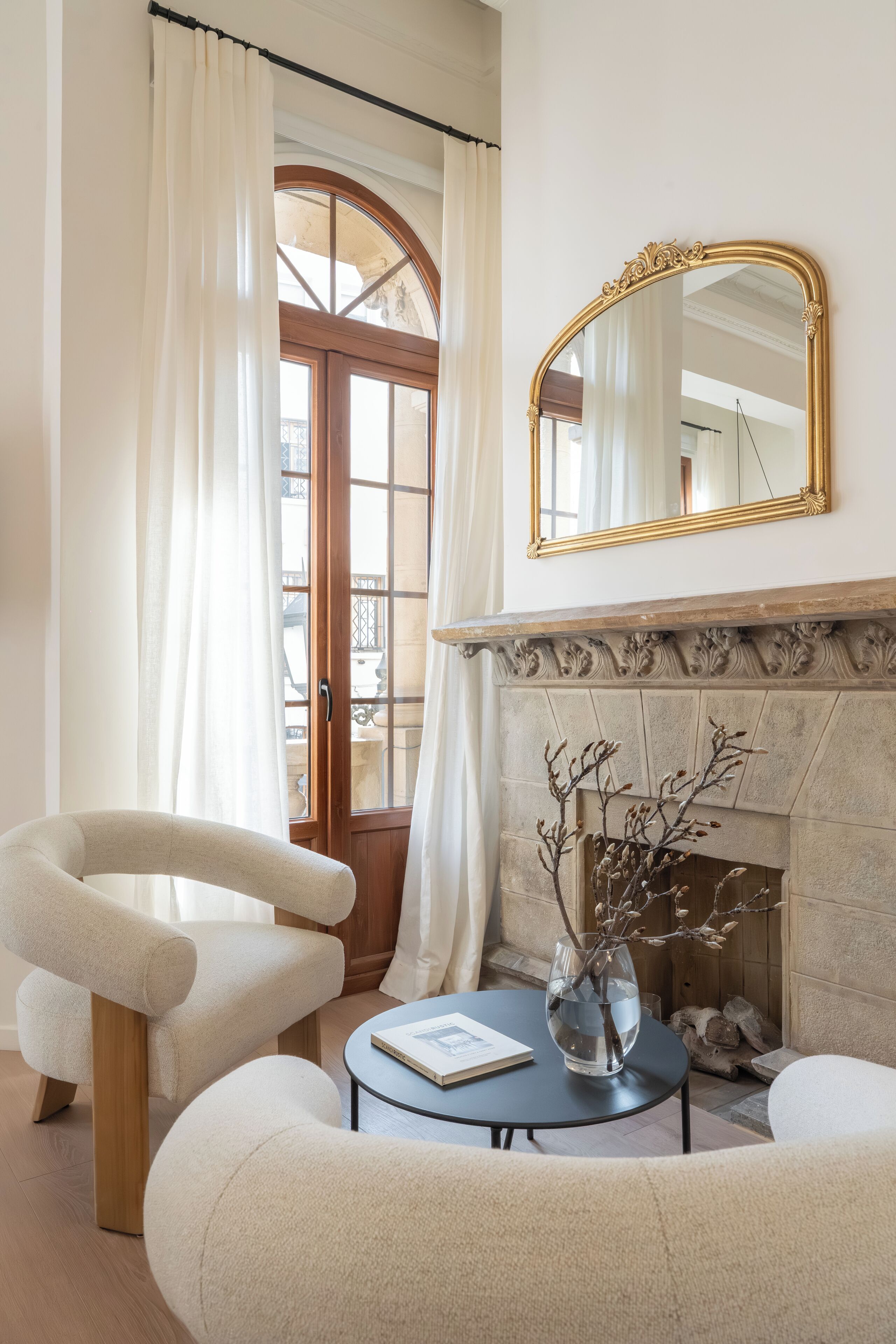 Deluxe Studio Suite (204) | Living area | 40-inch Smart TV with digital channels