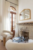 Deluxe Studio Suite (204) | Living area