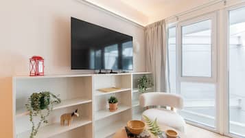 Chambre Confort Double ou avec lits jumeaux, vue cour intérieure | Coin séjour | TV connectée de 40 pouces avec chaînes numériques