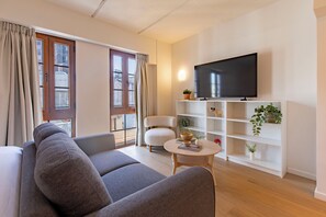 Suite estudio (02) | Área de sala de estar | Smart TV de 40 pulgadas con canales digitales 