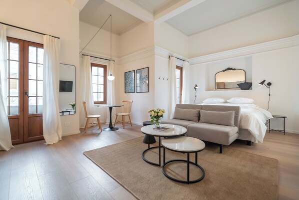 Suite estudio Deluxe (304) | Área de sala de estar | Smart TV de 40 pulgadas con canales digitales 