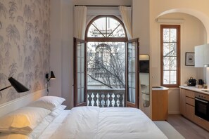 Deluxe Studio Suite (202) | Balcony view