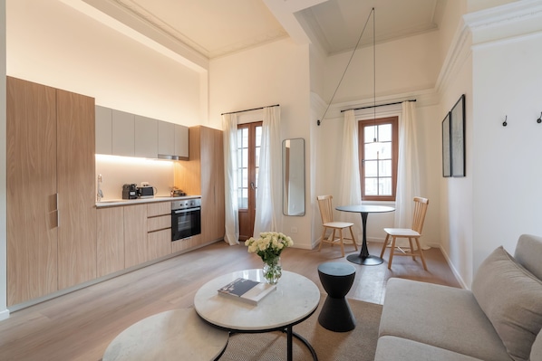 Deluxe Suite, City View | Private kitchen | Fridge, microwave, oven, stovetop
