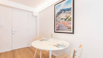 ห้องสตูดิโอสวีท (04) | ห้องรับประทานอาหาร