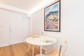 Studio Suite (04) | Ruang makan