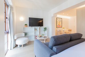 Studio Suite (02) | Living area | 40-inch Smart TV with digital channels