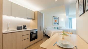 Family Studio Suite, Non Smoking | Private kitchen