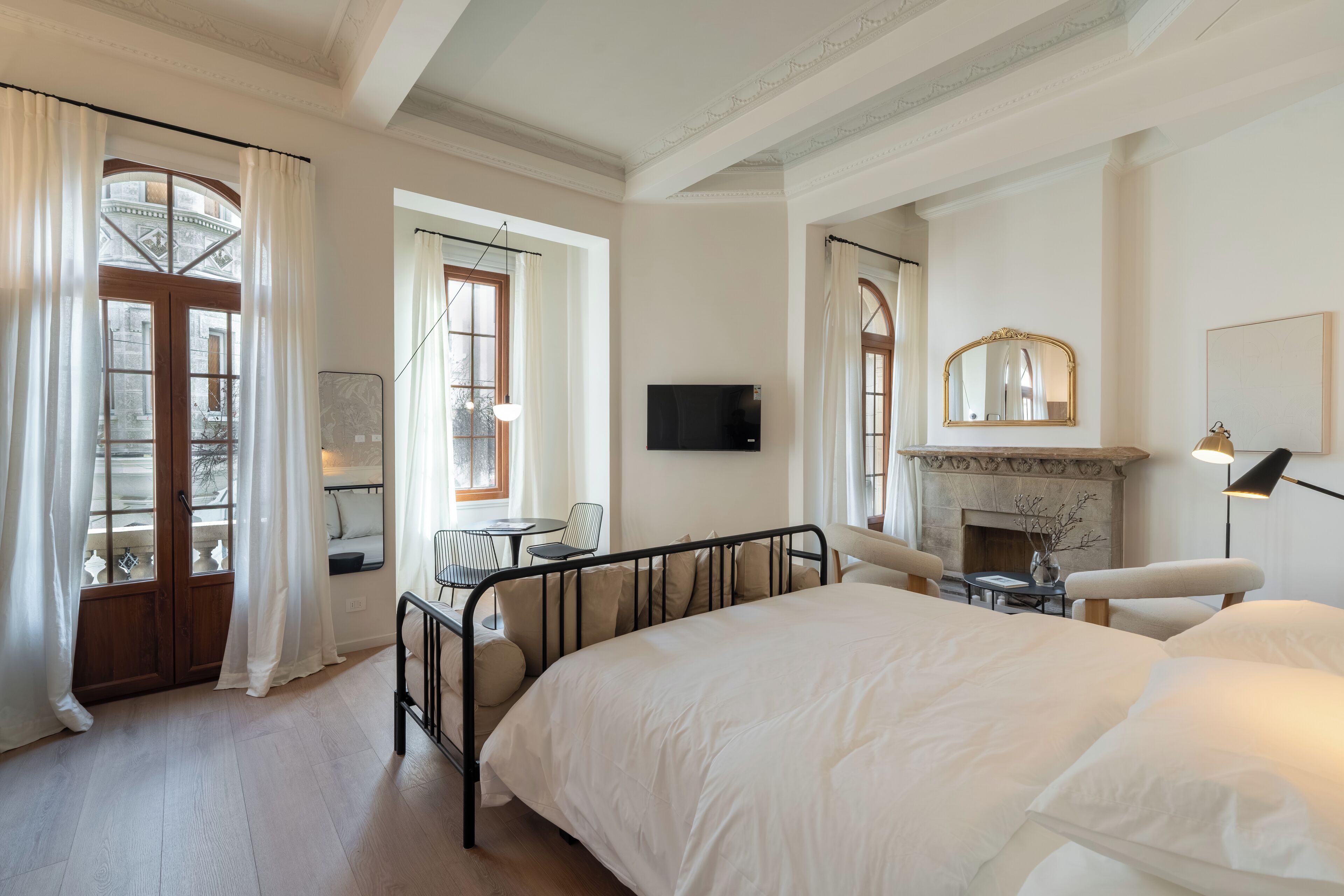 Una camera da letto con un letto grande, un camino e una televisione.