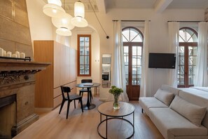 Suite estudio Deluxe (201) | Área de sala de estar | Smart TV de 40 pulgadas con canales digitales 