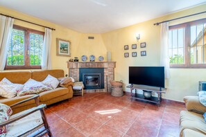 Una televisión, una chimenea