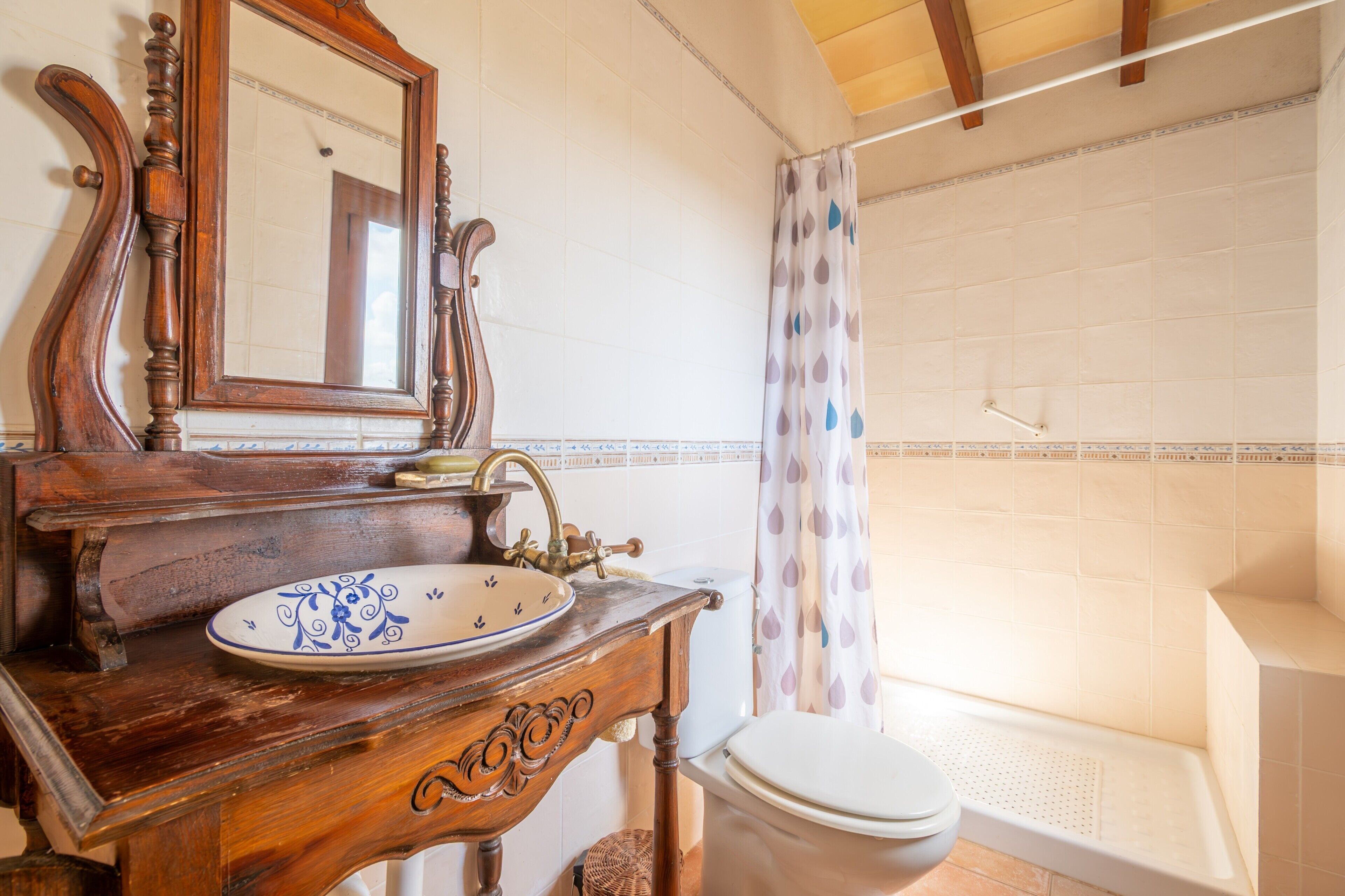 Douche, sèche-cheveux, serviettes fournies