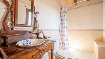 Douche, sèche-cheveux, serviettes fournies