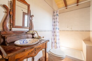 Douche, sèche-cheveux, serviettes fournies