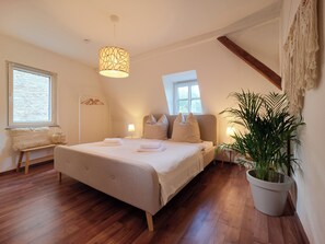 3 Schlafzimmer, Schreibtisch, Bügeleisen/Bügelbrett, Reisekinderbett