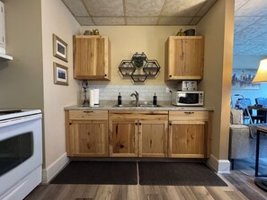 Kjøleskap, mikrobølgeovn, ovn og kokeplater