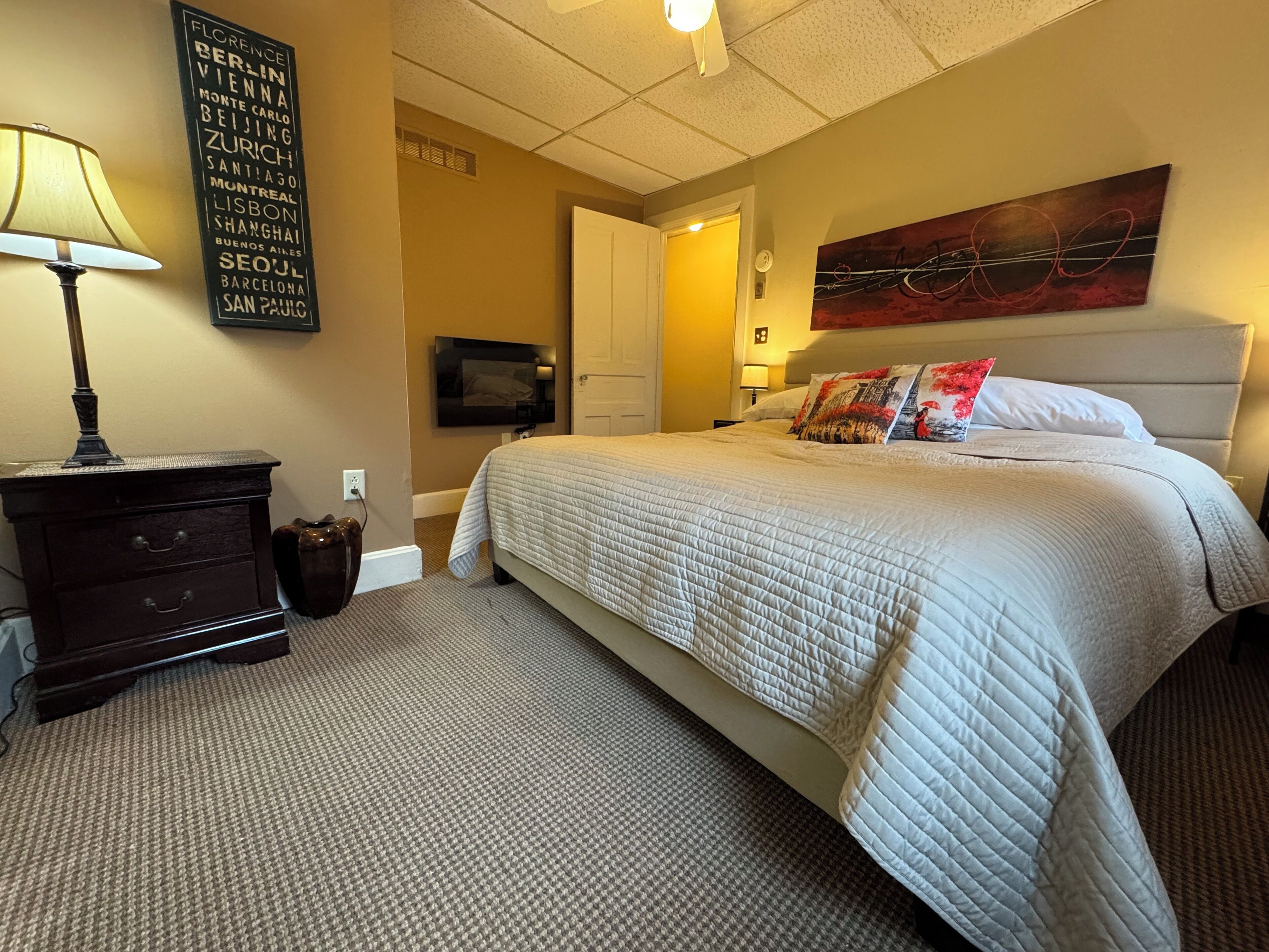 2 多间卧室、熨斗/熨衣板、WiFi、床单