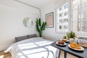 Appartement | Aire de séjour | Téléviseur connecté de 32 po avec télévision numérique