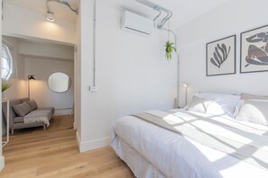 Studio Superior | Individuell inredning, arbetsyta för laptop och mörkläggningsgardiner