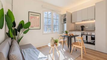 Lejlighed | Opholdsområde | 32-tommers smart-tv med digitale kanaler