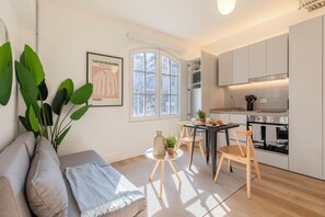 Apartment | Living area | 32-inch Smart TV with digital channels - Nest Bellas Artes (Santiago)