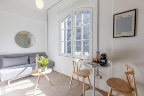 Apartment | Wohnbereich | 32-Zoll-Smart-TV mit Digitalempfang