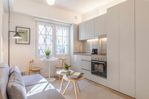 Duplex | Private kitchen | Fridge, microwave, oven, stovetop - Nest Bellas Artes (Santiago)