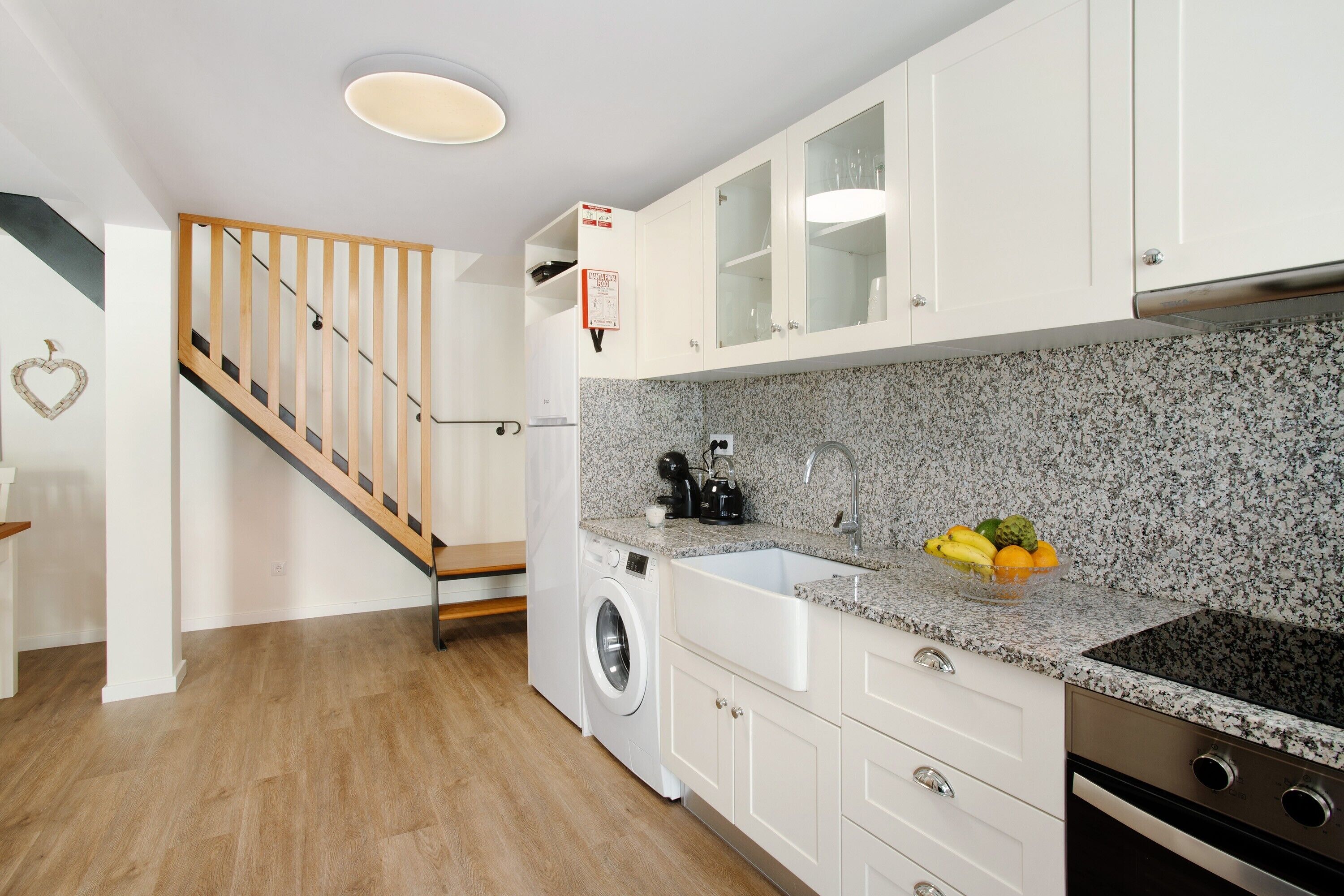 Fridge, oven, stovetop, coffee/tea maker