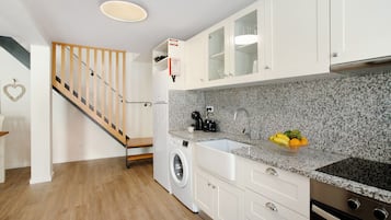 Fridge, oven, stovetop, coffee/tea maker