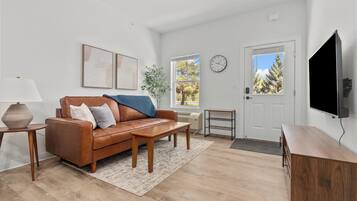 Apartment, 1 Queen Bed, Non Smoking | Living area | 32-inch Smart TV with cable channels