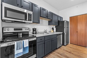 Studio, Non Smoking | Private kitchen | Fridge, microwave, oven, stovetop - Fox Flats (Neenah)